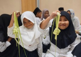 Keseruan Puluhan Anak Yatim di Sidoarjo Belajar Menganyam Ketupat