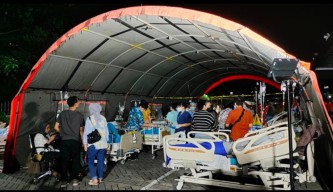 Pasien 2 RS Surabaya Dievakuasi ke Halaman, Bertahan di Tenda Darurat