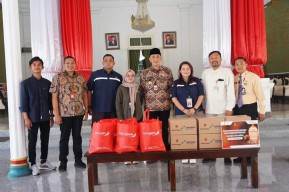 PHE WMO Serahkan 1.000 Paket Sembako pada Pj Bupati untuk Korban Banjir