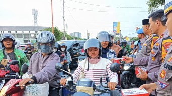 Polresta Sidoarjo Bagikan 300 Paket Buka Puasa di Bundaran TPI