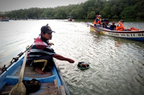 Melihat Tradisi Larung Sesaji Nelayan Manyar Gresik Jelang Ramadan
