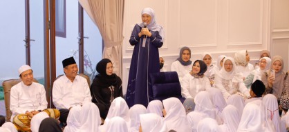 Saat Pokja Wartawan Grahadi Semai Berkah 100 Anak Yatim bareng Ketum Muslimat NU