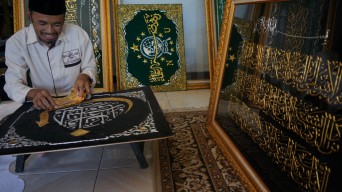 Omzet Perajin Kaligrafi di Tulungagung Naik 150 Persen Selama Ramadan