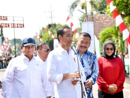 Presiden Jokowi Cek Pesawat Tempur F16 di Madiun, Antarkan Bantuan ke Gaza