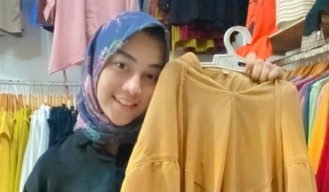 Busana Muslimah Model Malay Motif Etnik Diburu Warga Sidoarjo