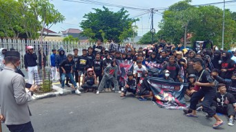 Puluhan Pemuda Kawal Sidang Penganiayaan Pelajar hingga Tewas di Bojonegoro