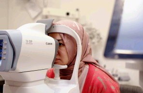 Mengenal Presbyond, Teknologi Alternatif Lasik Mata Yang Digunakan Okie Agustina