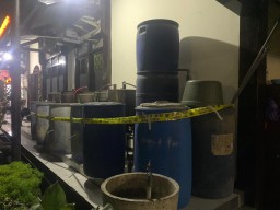 Polisi Bongkar Pabrik Miras Rumahan di Kabupaten Malang, Ratusan Botol Diamankan