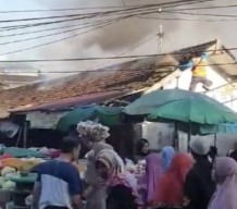 Pasar Waru Pamekasan Terbakar, Pedagang Berlari Selamatkan Dagangan