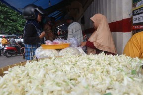 Rezeki Pedagang Bunga di Kota Probolinggo Jelang Ramadan, Penjualan Naik 5 Kali