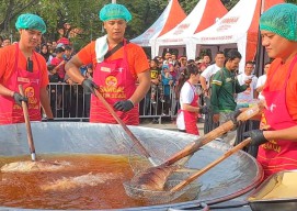 1.000 Porsi Tumis Bandeng Dibagikan Gratis di Alun-Alun Sidoarjo