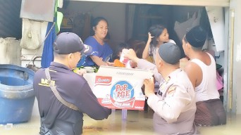 3 Kecamatan di Sampang Banjir, Polisi Salurkan Bantuan Sembako