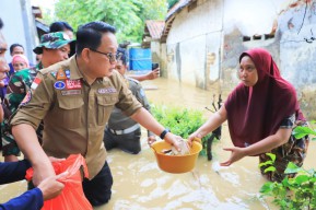 Pj Gubernur Jatim Tinjau Banjir Bangkalan, Pastikan Logistik Korban Terpenuhi