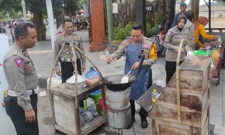 Menengok Aksi Polisi Ponorogo Masak untuk Buka Puasa Pengguna Jalan