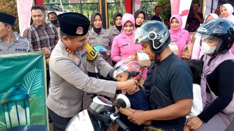 Polres Trenggalek Bagikan Takjil dan Helm ke Pengendara Motor