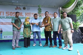 PWI Gresik Gelar Baksos Kesehatan dan Penghijauan di Pesisir