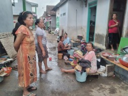 Warga Dringu Probolinggo Terdampak Banjir Butuh Popok hingga Susu Bayi