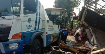 Bus Seruduk Truk Tabrak 4 Rumah dan Pemotor di Singosari Malang, 1 Tewas