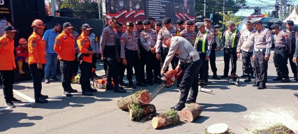 Anggota Polresta Malang Potong Pohon dan Tangani Korsleting Listrik, Ada Apa?