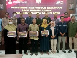 4 Keluarga Anggota KPPS Meninggal di Lamongan Terima Santunan dari KPU