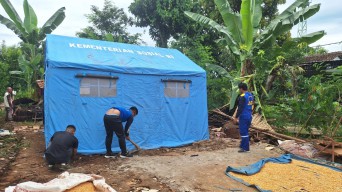 Korban Rumah Roboh Ponorogo Mengungsi ke Tenda, Tak Lagi di Kandang Kambing