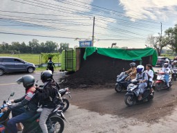 Truk Pengangkut Pasir Terguling Depan RM Sinjay Bangkalan, Sopir Ngantuk?