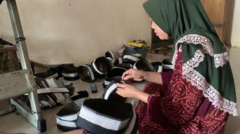 Perajin Songkok di Lamongan Banjir Pesanan Jelang Ramadan, Omzet Tembus Rp200 Juta