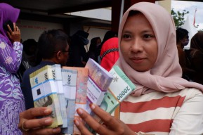 Warga Tulungagung Geruduk Mobil Penukaran Uang, 30 Menit Ludes