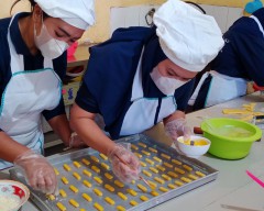 Menengok Kesibukan Warga Binaan Lapas Perempuan Malang Membuat Kue Kering