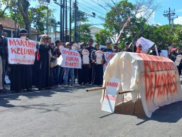 Ratusan Massa Unjuk Rasa Depan DPRD Tulungagung Dukung Hak Angket