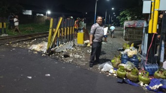 Tossa Muat Elpiji 3 Kg Dihantam Kereta Api di Kediri, Pengendara Tewas