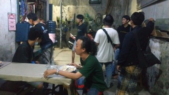 Mampir Sahur di Warmindo Pak Ali Wonocolo, Favorit Mahasiswa UINSA kala Ramadan