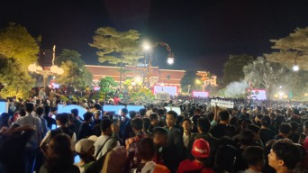 Ribuan Warga Serbu Nobar Timnas di Balai Kota Surabaya, Sempat Tidak Kondusif