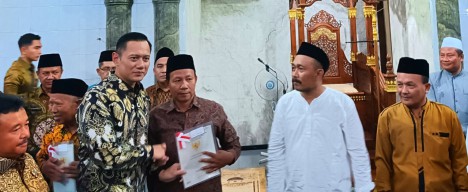 10 Sertifikat Wakaf Diserahkan di Sidoarjo, AHY: Ada 2900 Titik Harus Tuntas