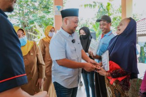 Bupati Fandi Salurkan Bantuan Sosial untuk Warga Jelang Lebaran