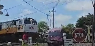 5 Fakta Mobil Suzuki Carry Tertabrak Kereta Api di Madiun