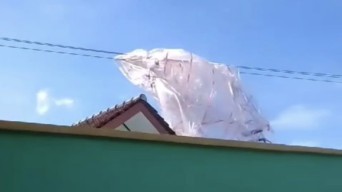 Balon Udara Jatuh di Atap Rumah Warga Ponorogo, dari Trenggalek?