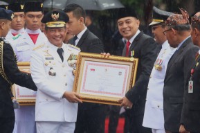 Eri Cahyadi Terima 2 Penghargaan dari Presiden RI di Hari Otoda 2024