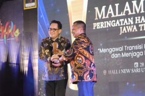 Pj Gubernur Jatim Terima Penghargaan pada Peringatan HPN di Jember