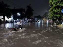 40 Mobil Damkar Diterjunkan untuk Sedot Genangan Banjir di Surabaya