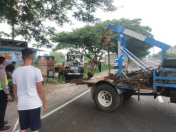Pikap Oleng Seruduk Pemotor dan Warung di Lamongan, Begini Nasib Korbannya