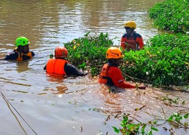 Motor di Sidoarjo Nyemplung Sungai, Pengendara Masih dalam Pencarian
