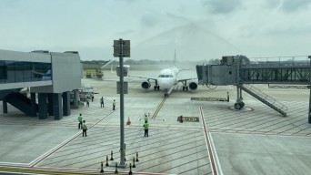 Water Salute Sambut Pendaratan Pertama di Bandara Dhoho Kediri