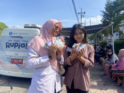 Warga Luar Kota Ikut Menyerbu Penukaran Uang Baru di Ponorogo