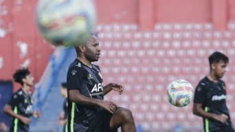 Skuad Terbaik Persik Kediri, Adu Jotos, Balik ke Surabaya