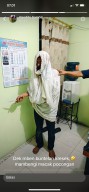 Kakek Berkostum Pocong di Ponorogo Obok-obok Toko Swalayan