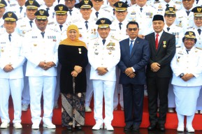 Khofifah Terima Satyalancana Karya Bhakti Praja Nugraha, Eksklusif dari Presiden