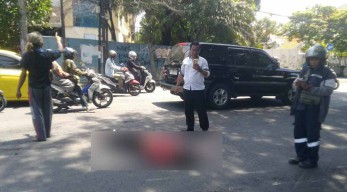 Kecelakaan Motor, 2 Bocil dan 1 Dewasa Tergeletak di Jalan Diponegoro Surabaya