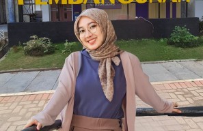 Kisah Nadya Andini, Mahasiswa Tunarungu ITS Lulus Cumlaude