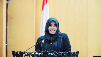 Fraksi PDIP Lempar Pantun ke Eri-Armuji saat Sidang Paripurna DPRD Surabaya